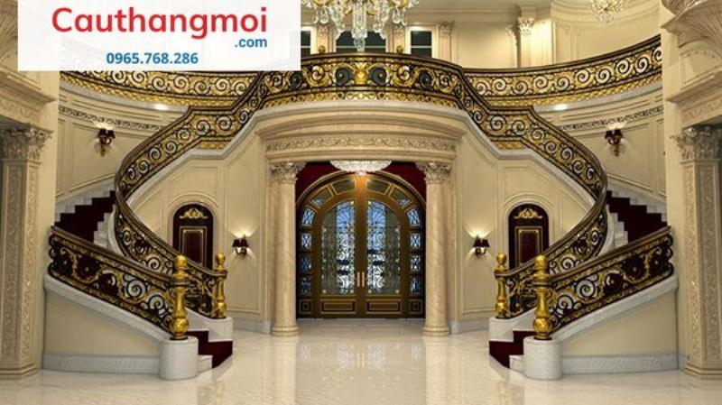 Cầu thang gỗ tân cổ điển với lan can chạm khắc tinh xảo và bậc thang gỗ tự nhiên sang trọng, thể hiện sự kết hợp hài hòa giữa nét truyền thống và hiện đại.